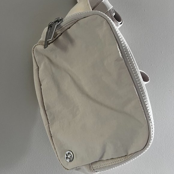 Everywhere Belt Bag Large 2L - Picture 2 of 9